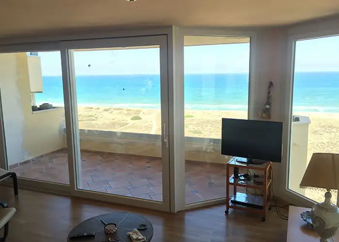 Cerramientos de terrazas Valencia con acristalamiento panorámico y vista al mar